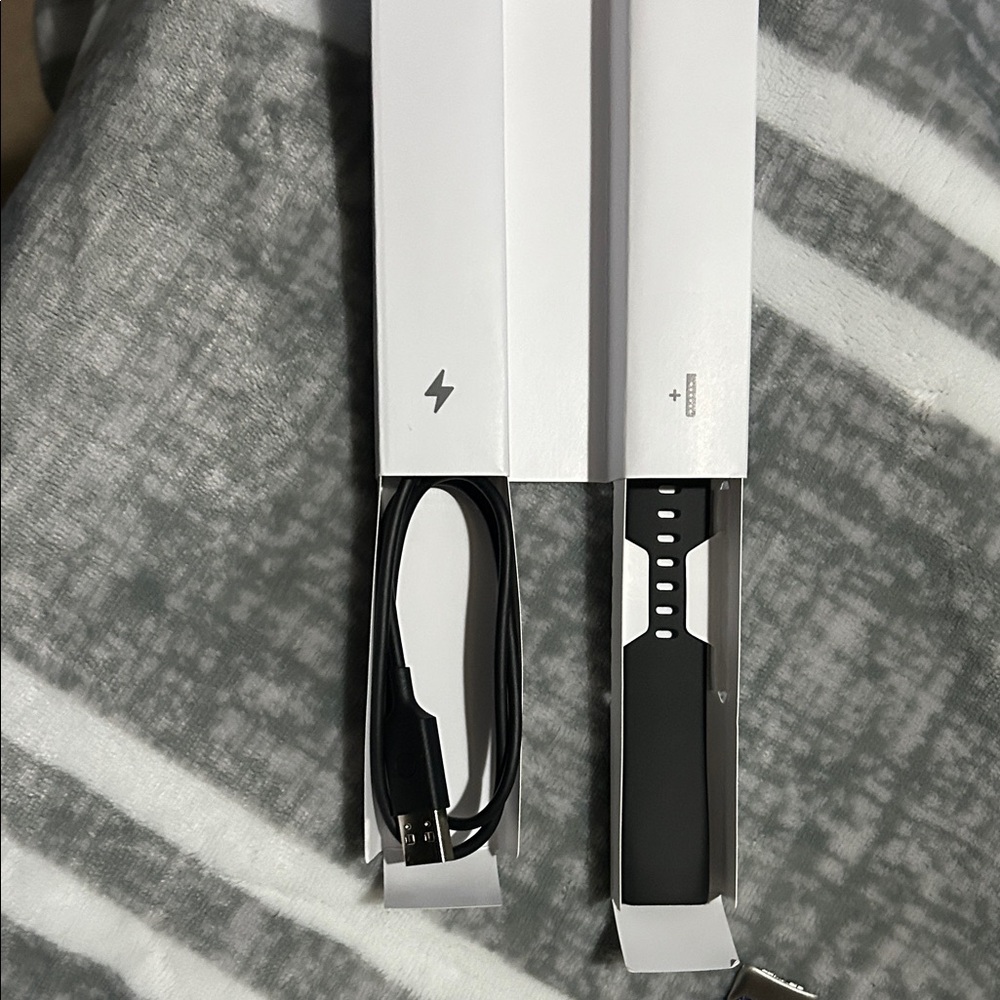 Fitbit Charge 6 with additional bands - Picture 4 of 12